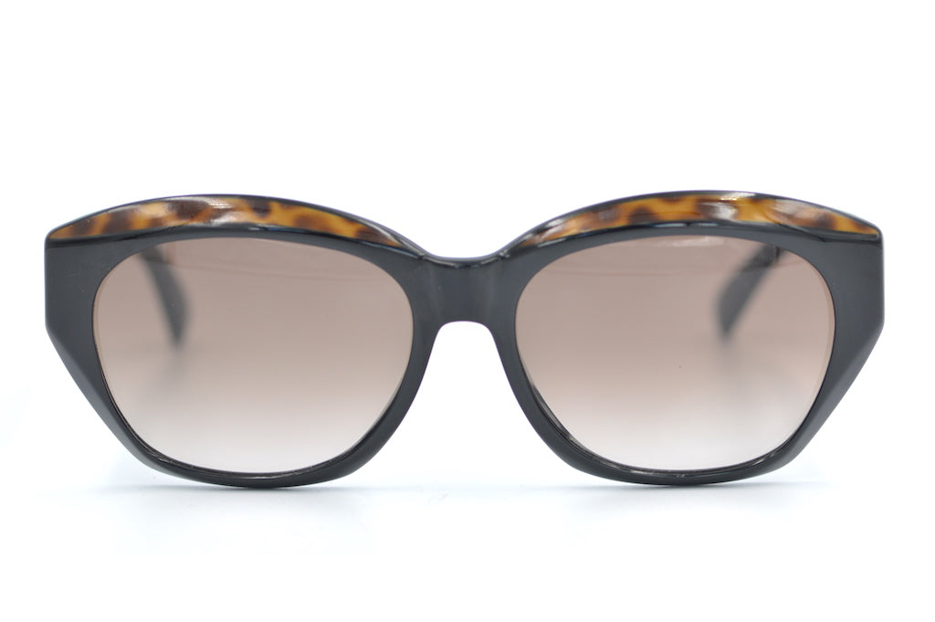 Piave 450 vintage sunglasses. Retro Sunglasses. Cat Eye Sunglasses. Designer Vintage Sunglasses. Stylish sustainable sunglasses.